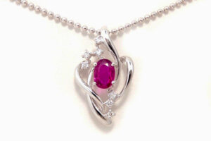 ルビーのリングをネックレスにリフォーム