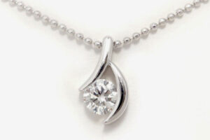 銀婚式記念に婚約指輪をネックレスにリフォーム