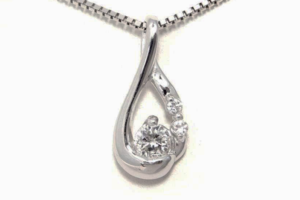 立て爪ダイヤモンドリングをネックレスにリフォーム