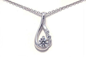 サイズの合わないダイヤモンドリングをネックレスにリフォーム