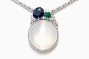 色石のリングをネックレスにリフォーム