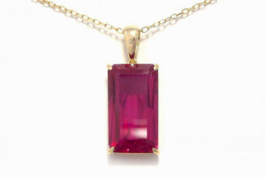 色石のリングをネックレスにリフォーム